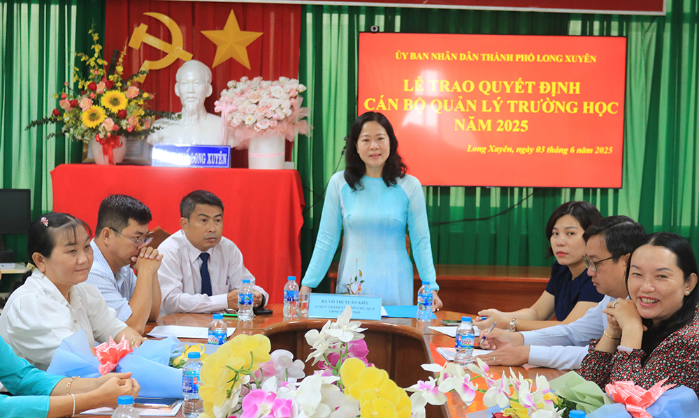 TP. Long Xuyên trao quyết định công tác cán bộ ngành giáo dục