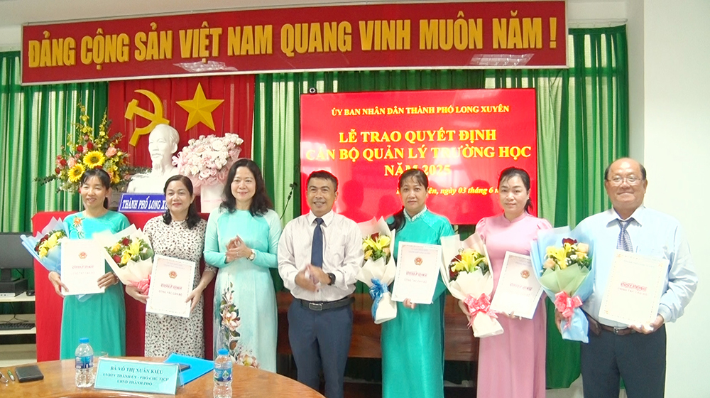 TP. Long Xuyên trao quyết định công tác cán bộ ngành giáo dục