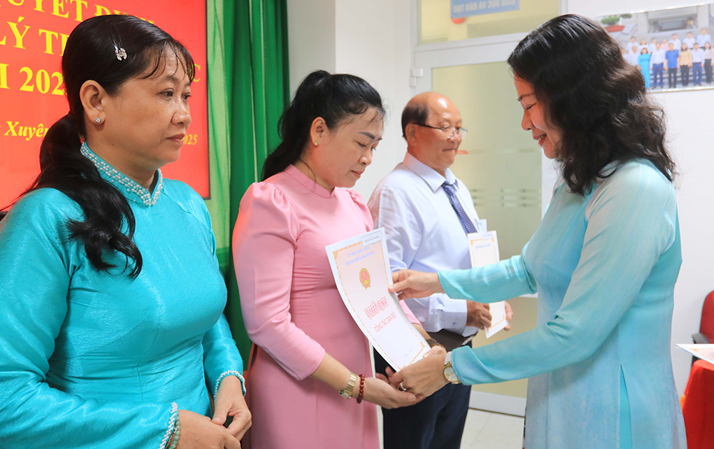 TP. Long Xuyên trao quyết định công tác cán bộ ngành giáo dục