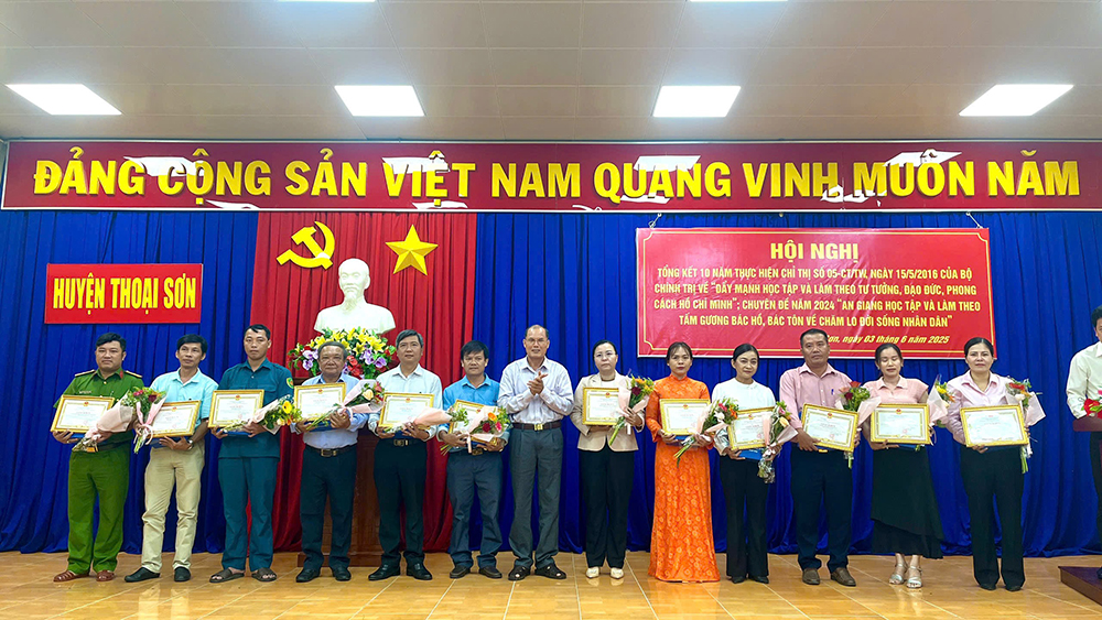 Thoại Sơn tuyên dương gương điển hình học tập và làm theo Bác Hồ, Bác Tôn