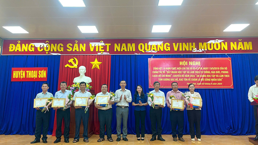 Thoại Sơn tuyên dương gương điển hình học tập và làm theo Bác Hồ, Bác Tôn