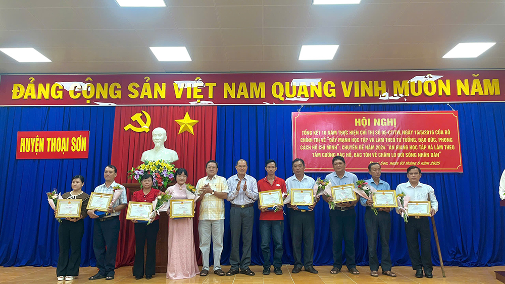 Thoại Sơn tuyên dương gương điển hình học tập và làm theo Bác Hồ, Bác Tôn