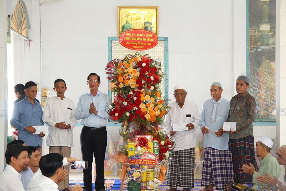 Phó Chủ tịch UBND tỉnh An Giang Lê Văn Phước thăm, chúc Tết Roya Haji đồng bào dân tộc Chăm xã Châu Phong