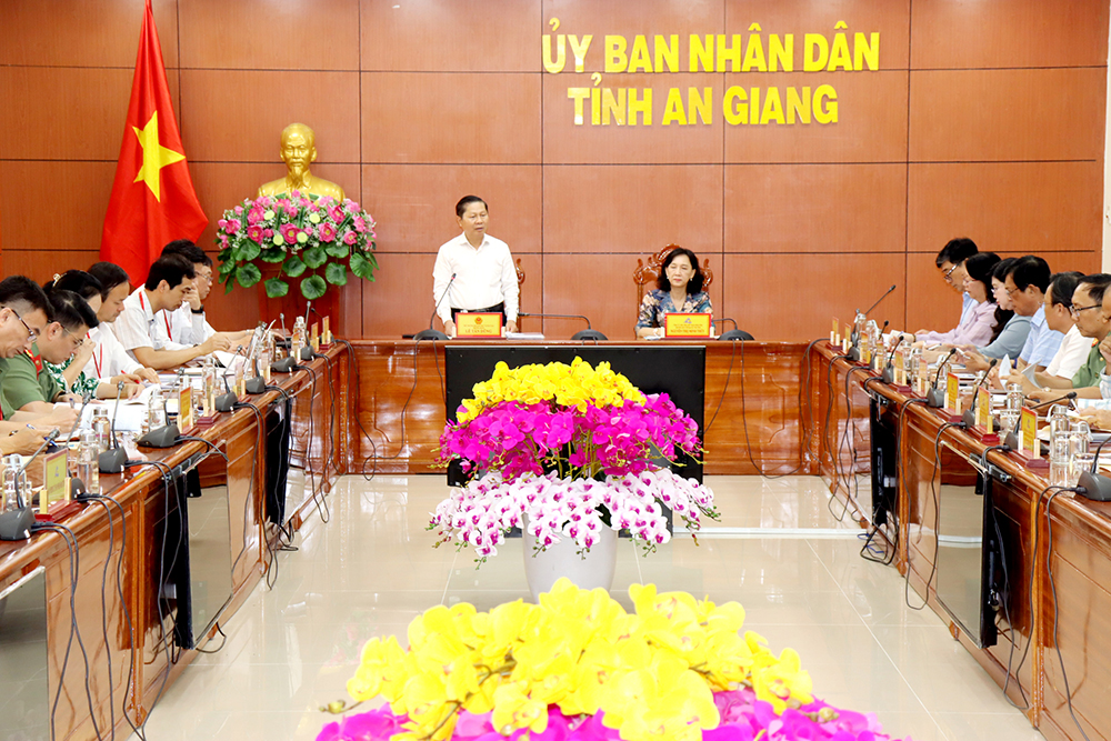 Thứ trưởng Bộ Giáo dục và Đào tạo kiểm tra công tác chuẩn bị tổ chức Kỳ thi tốt nghiệp THPT tại An Giang