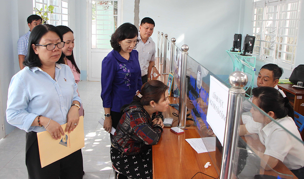 Phó Chủ tịch UBND tỉnh An Giang Nguyễn Thị Minh Thúy kiểm tra công tác chuẩn bị vận hành hoạt động chính quyền 2 cấp huyện Chợ Mới