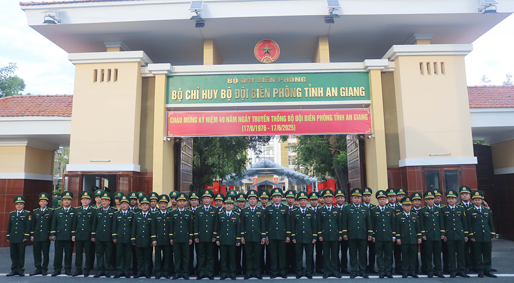 Bộ đội Biên phòng tỉnh An Giang đón nhận Huân chương Chiến công hạng Nhì