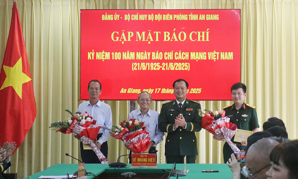 Bộ đội Biên phòng tỉnh An Giang đón nhận Huân chương Chiến công hạng Nhì