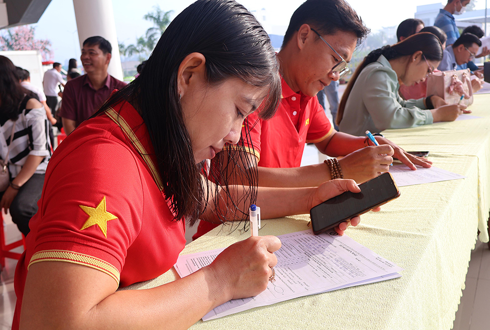 300 đoàn viên, công nhân, viên chức, lao động tham gia Ngày hội hiến máu tình nguyện