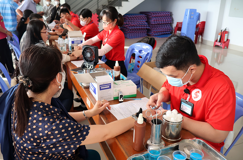 300 đoàn viên, công nhân, viên chức, lao động tham gia Ngày hội hiến máu tình nguyện