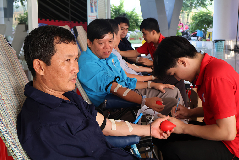 300 đoàn viên, công nhân, viên chức, lao động tham gia Ngày hội hiến máu tình nguyện