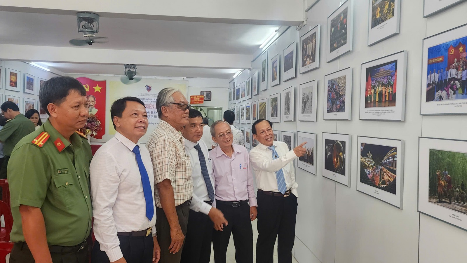Khai mạc triển lãm ảnh “Báo chí An Giang đồng hành cùng cả nước góp phần xây dựng quê hương giàu đẹp”