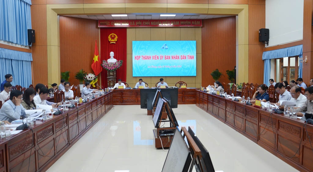 Chủ tịch UBND tỉnh An Giang Hồ Văn Mừng chủ trì họp thành viên UBND tỉnh