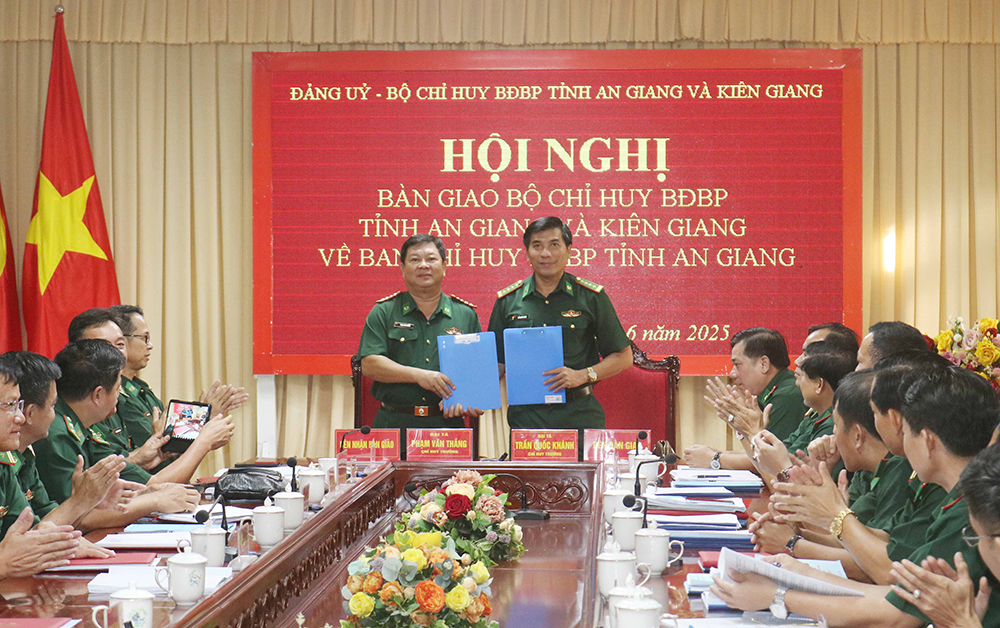 Bàn giao Bộ Chỉ huy Bộ đội Biên phòng tỉnh An Giang và Kiên Giang