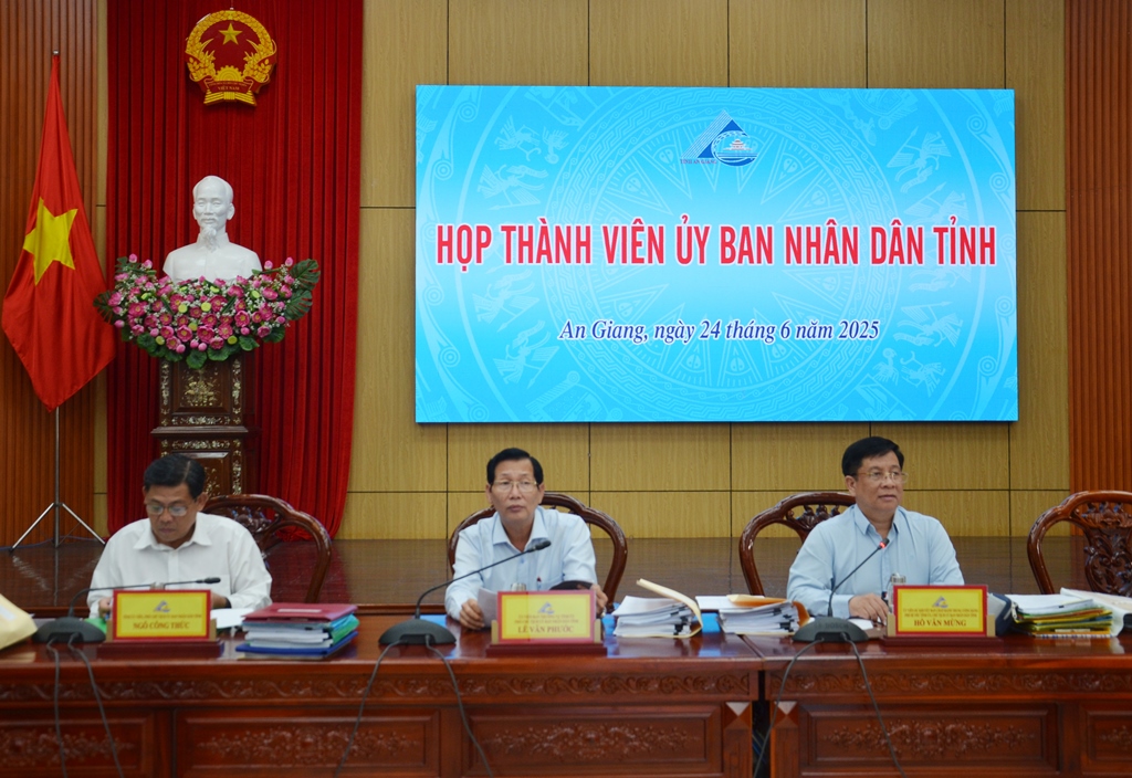 Chủ tịch UBND tỉnh An Giang Hồ Văn Mừng chủ trì họp thành viên UBND tỉnh