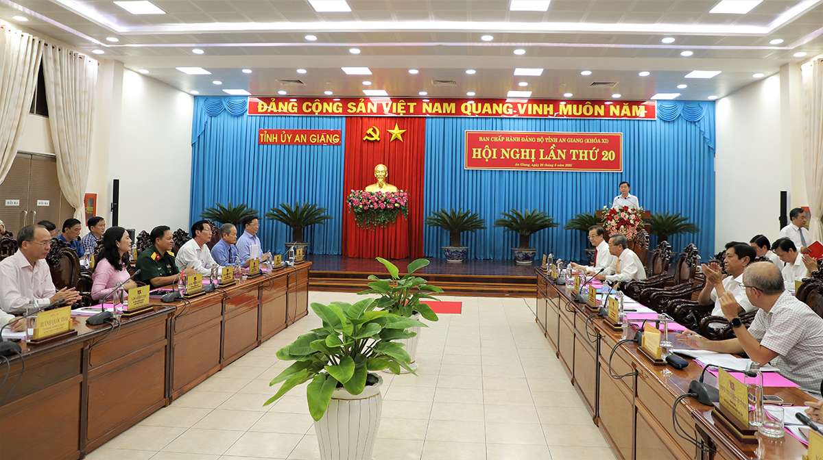 Ban Thường vụ Tỉnh ủy trao quyết định cán bộ và thành lập Báo và Phát thanh – Truyền hình An Giang
