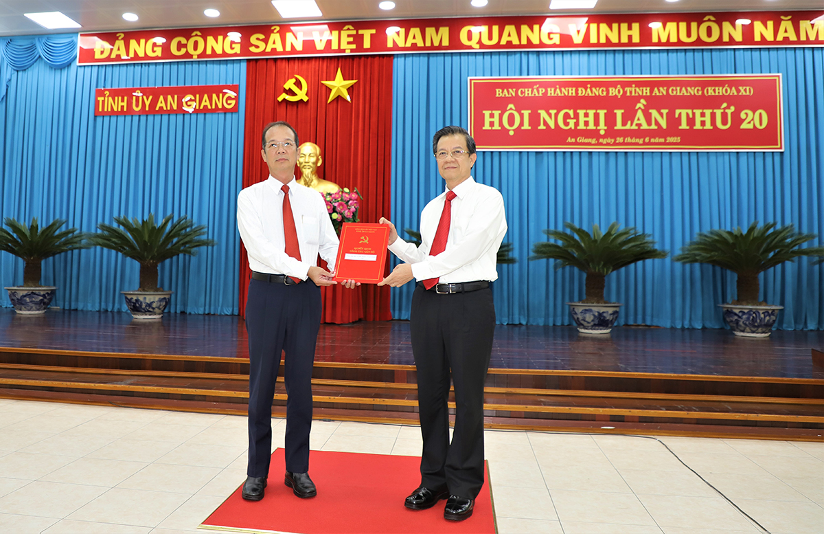 Ban Thường vụ Tỉnh ủy trao quyết định cán bộ và thành lập Báo và Phát thanh – Truyền hình An Giang