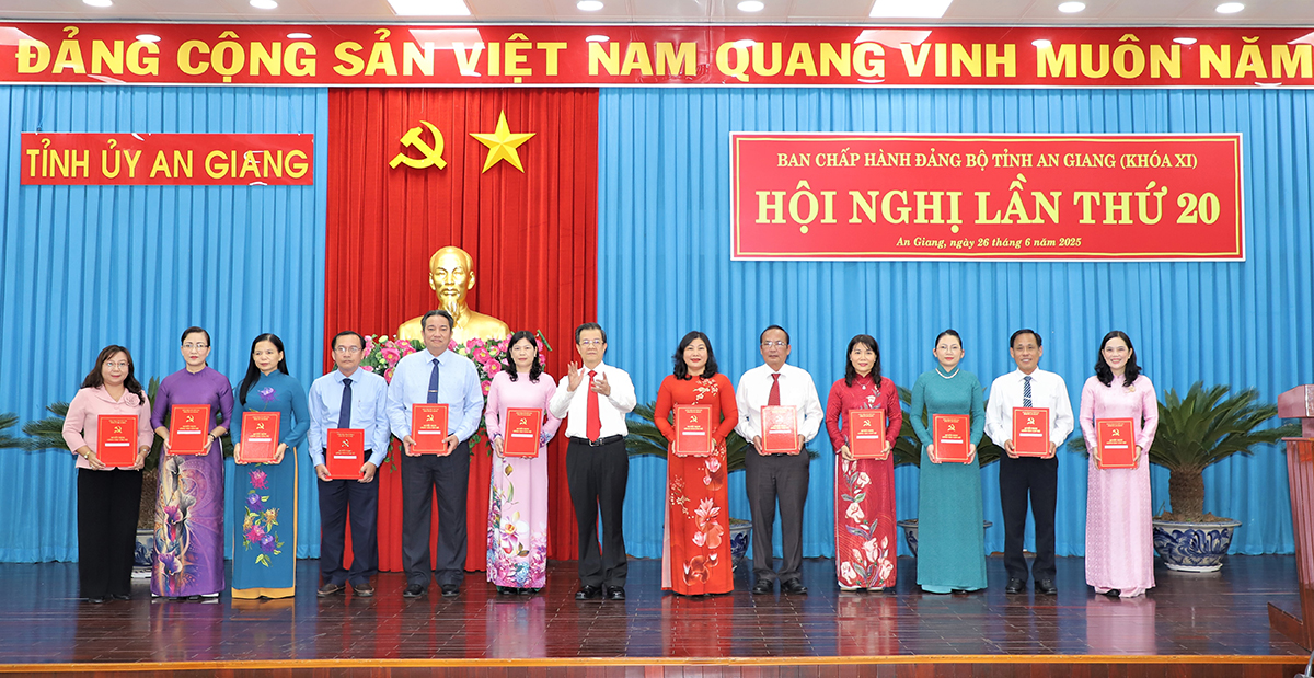 Ban Thường vụ Tỉnh ủy trao quyết định cán bộ và thành lập Báo và Phát thanh – Truyền hình An Giang