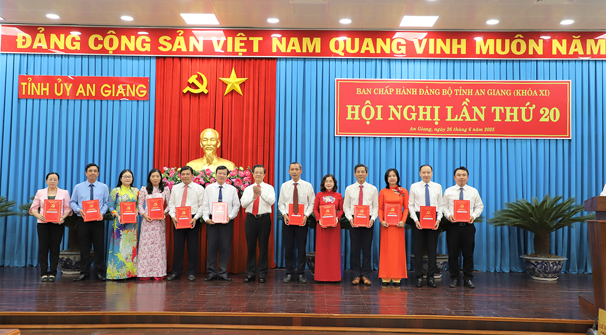 Ban Thường vụ Tỉnh ủy trao quyết định cán bộ và thành lập Báo và Phát thanh – Truyền hình An Giang