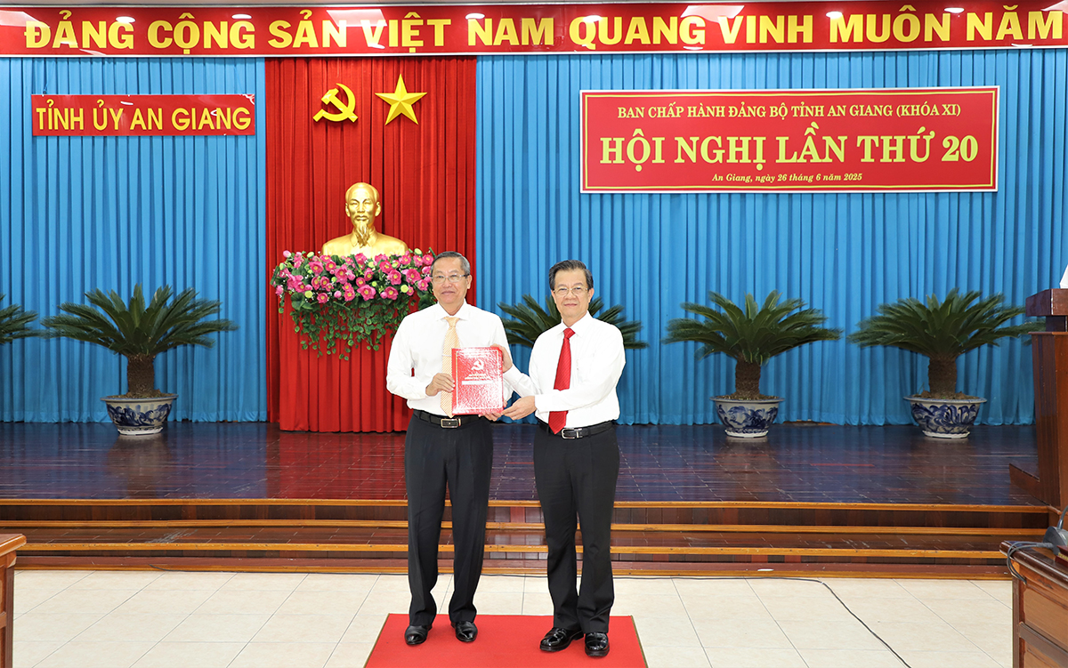 Ban Thường vụ Tỉnh ủy trao quyết định cán bộ và thành lập Báo và Phát thanh – Truyền hình An Giang