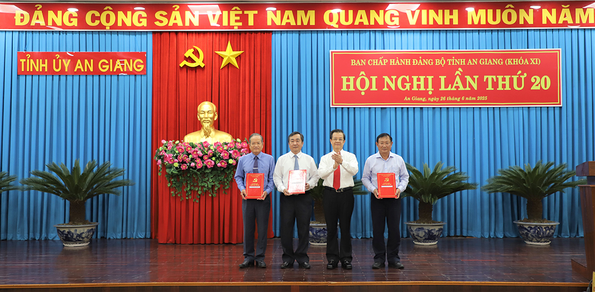 Ban Thường vụ Tỉnh ủy trao quyết định cán bộ và thành lập Báo và Phát thanh – Truyền hình An Giang
