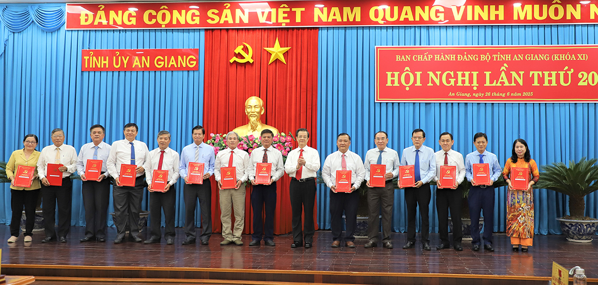 Ban Thường vụ Tỉnh ủy trao quyết định cán bộ và thành lập Báo và Phát thanh – Truyền hình An Giang