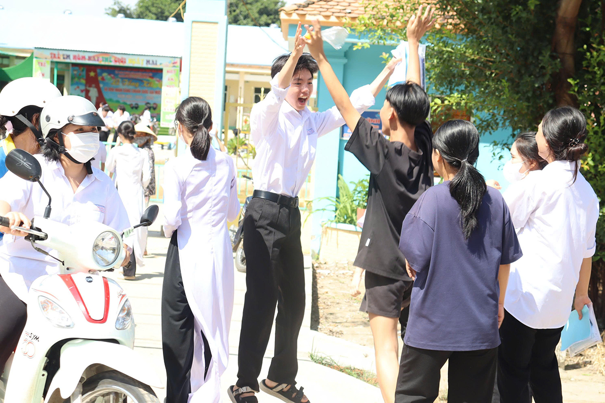 Ngày đầu tiên của Kỳ thi Tốt nghiệp THPT năm 2025 kết thúc nhẹ nhàng