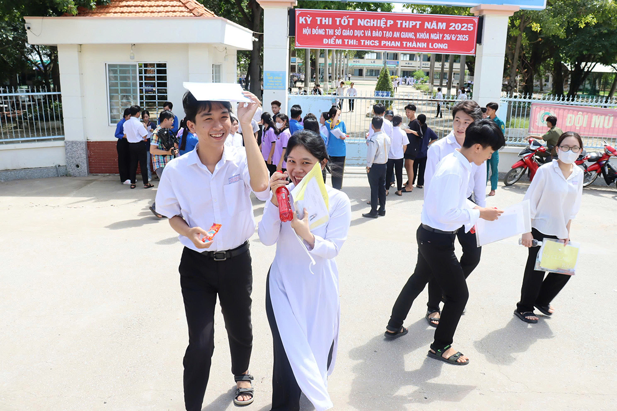 Ngày đầu tiên của Kỳ thi Tốt nghiệp THPT năm 2025 kết thúc nhẹ nhàng