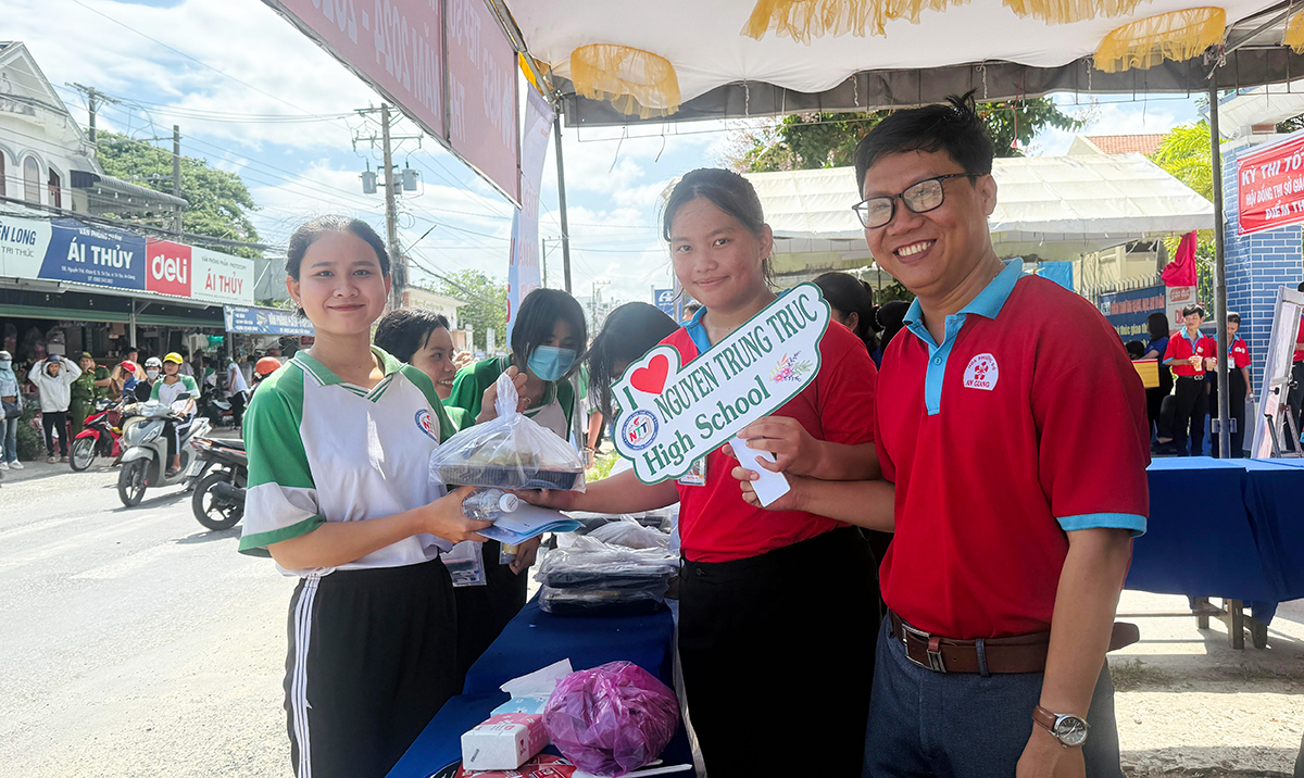 Ngày đầu tiên của Kỳ thi Tốt nghiệp THPT năm 2025 kết thúc nhẹ nhàng