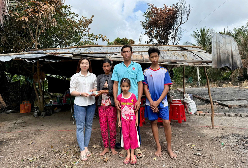 Trao tiền hỗ trợ cho hộ dân bị cháy nhà ở xã Vĩnh Bình