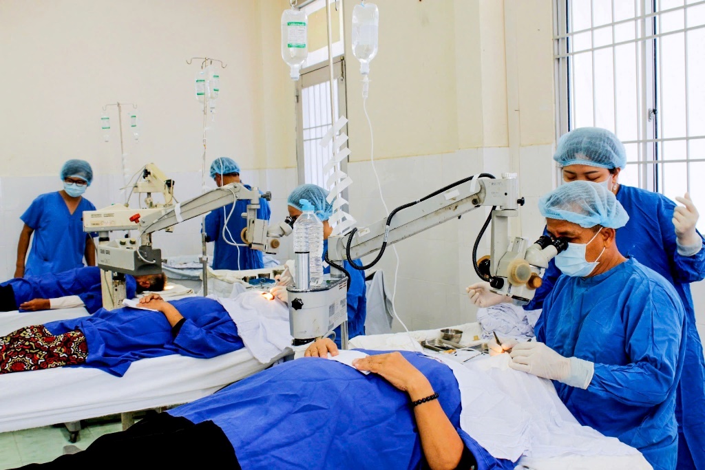Mang lại ánh sáng cho người nghèo
