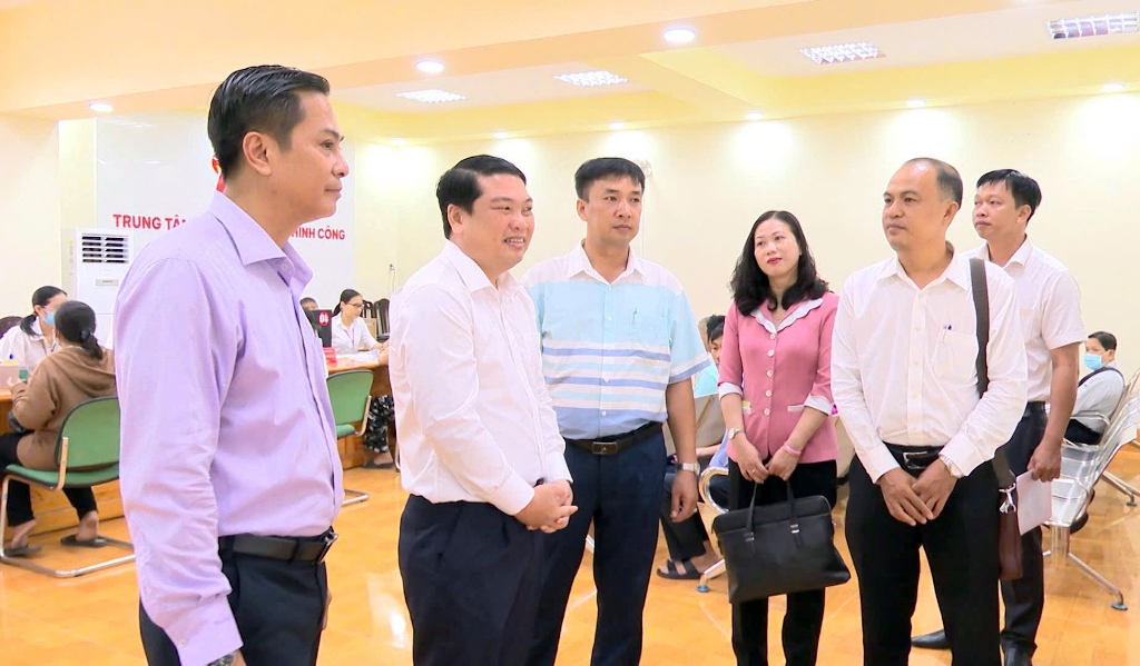 Phó Chủ tịch UBND tỉnh An Giang Lê Trung Hồ thăm xã Phú Tân và xã Hoà Lạc