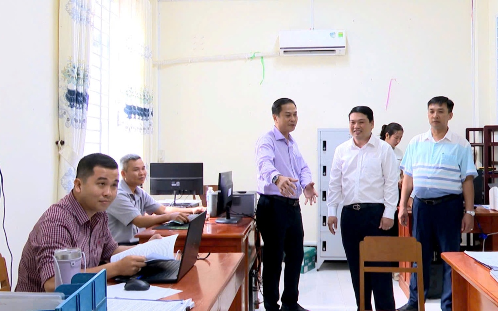Phó Chủ tịch UBND tỉnh An Giang Lê Trung Hồ thăm xã Phú Tân và xã Hoà Lạc