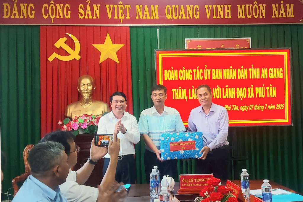 Phó Chủ tịch UBND tỉnh An Giang Lê Trung Hồ thăm xã Phú Tân và xã Hoà Lạc