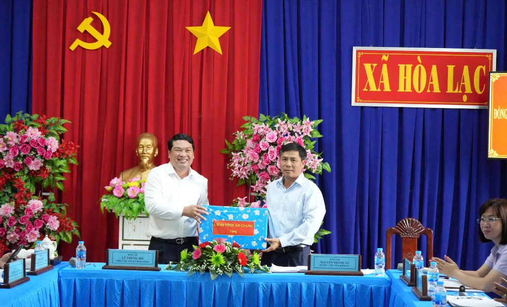 Phó Chủ tịch UBND tỉnh An Giang Lê Trung Hồ thăm xã Phú Tân và xã Hoà Lạc