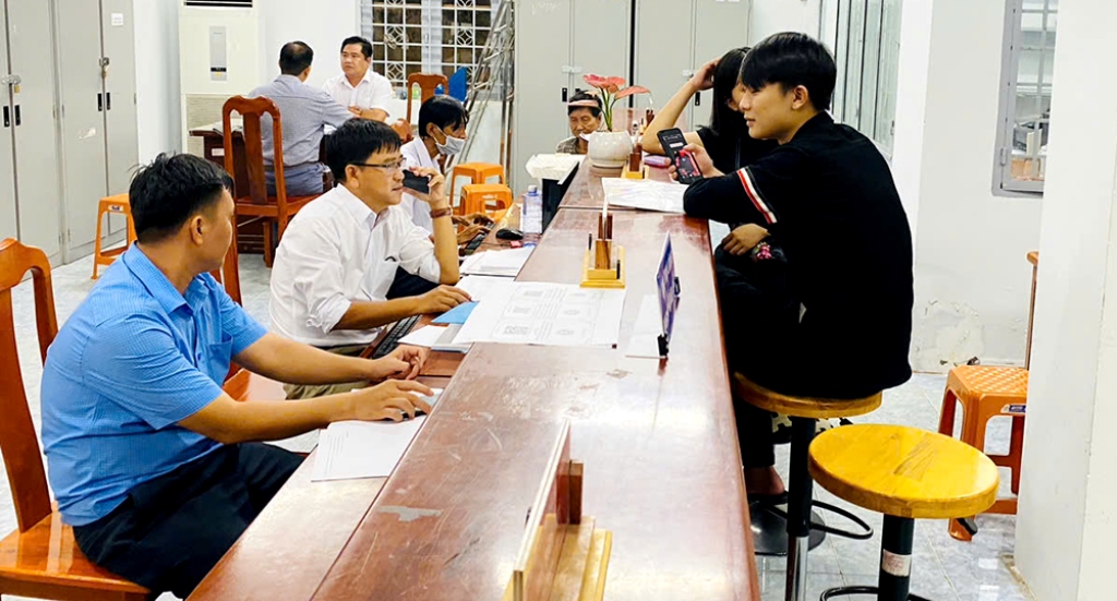 Phó Chủ tịch UBND tỉnh An Giang Lê Trung Hồ thăm và làm việc tại xã Tri Tôn