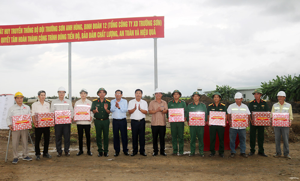 Bí thư Tỉnh ủy An Giang Nguyễn Tiến Hải kiểm tra tiến độ thi công cao tốc Châu Đốc - Cần Thơ - Sóc Trăng, đoạn qua địa phận tỉnh An Giang
