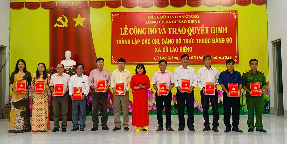Đảng ủy xã Cù Lao Giêng công bố và trao quyết định thành lập các chi, Đảng bộ trực thuộc