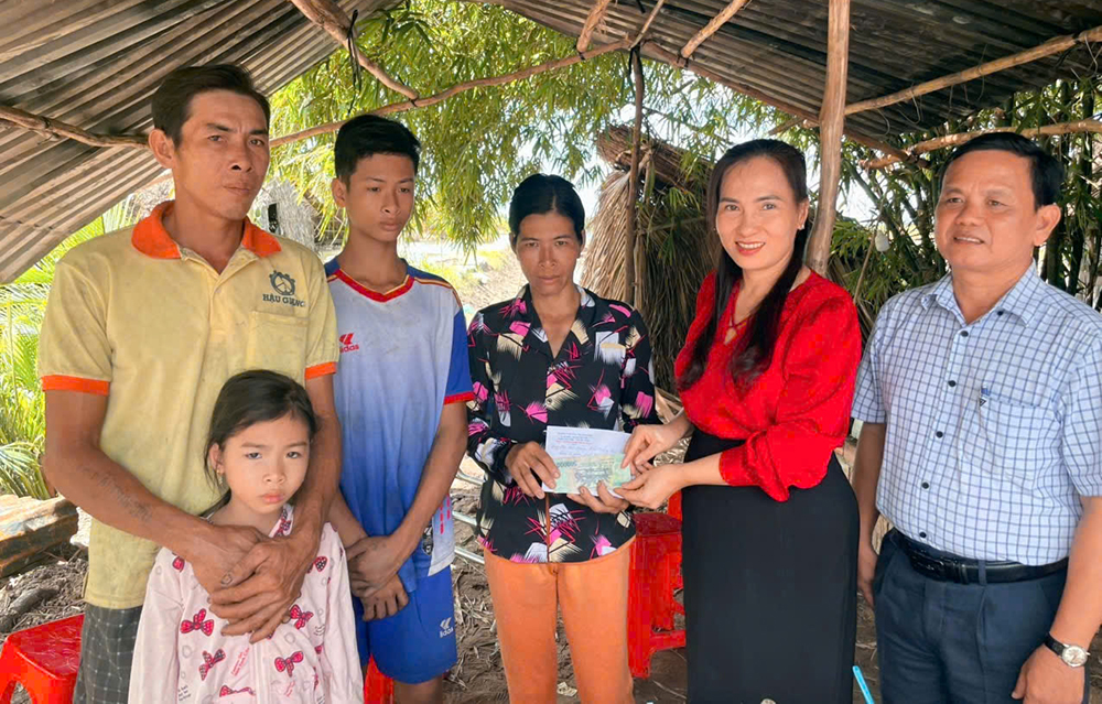 Hội Chữ thập đỏ tỉnh An Giang trao hỗ trợ cho hộ dân bị cháy nhà