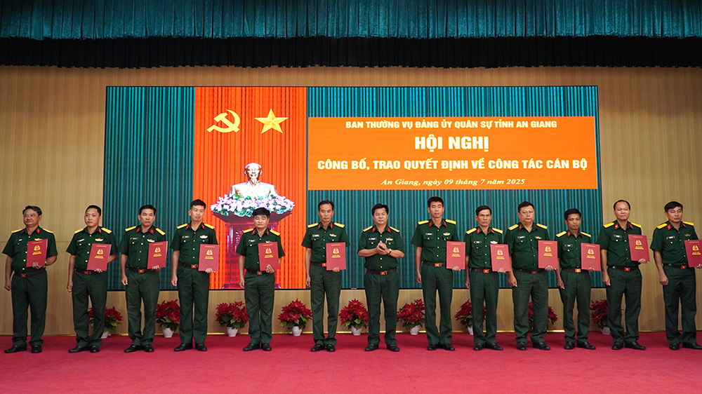 Trao quyết định về công tác cán bộ cho 220 sĩ quan