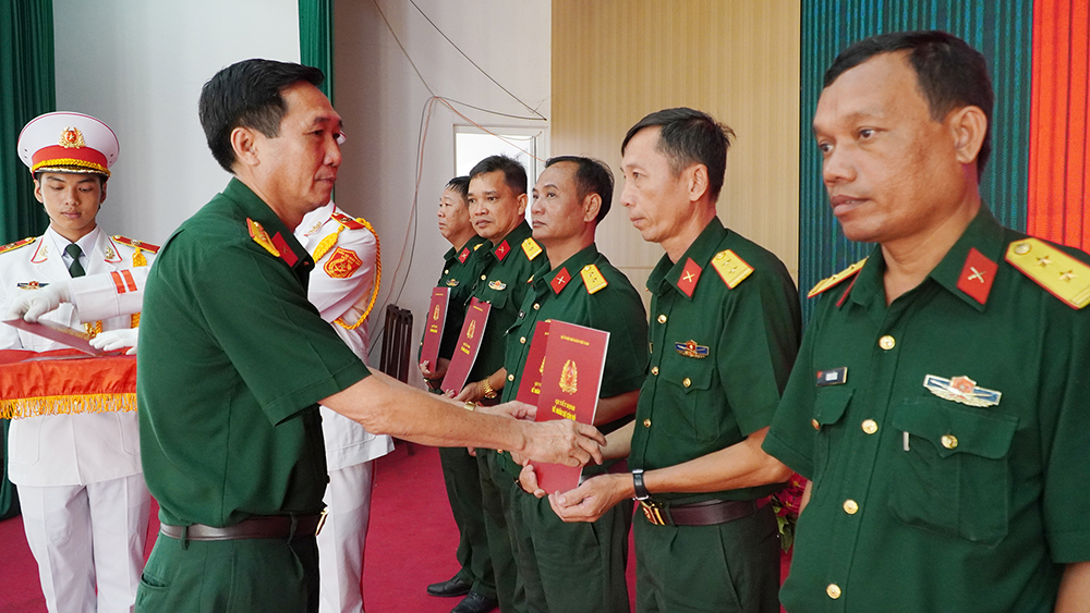 Trao quyết định về công tác cán bộ cho 220 sĩ quan