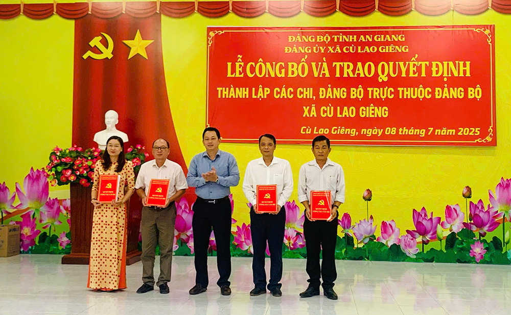 Đảng ủy xã Cù Lao Giêng công bố và trao quyết định thành lập các chi, Đảng bộ trực thuộc