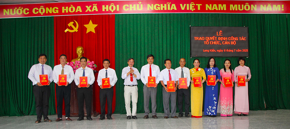 Đảng ủy xã Long Kiến công bố và trao quyết định thành lập 43 chi, đảng bộ trực thuộc