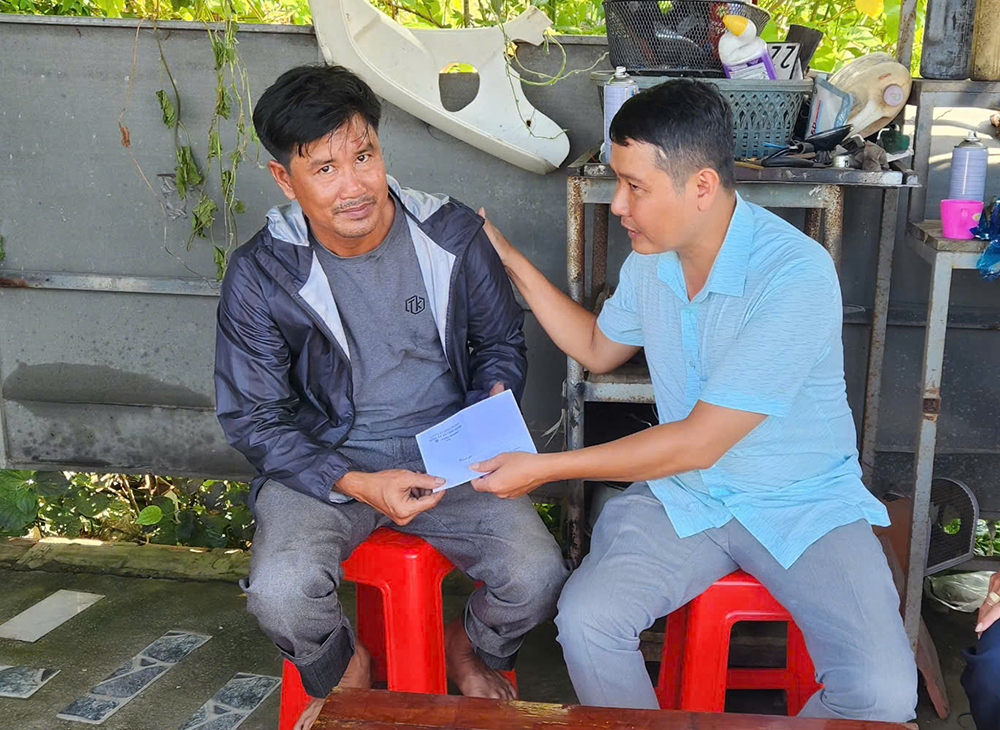 Kịp thời cứu bé trai trong căn nhà khóa cửa bị cháy