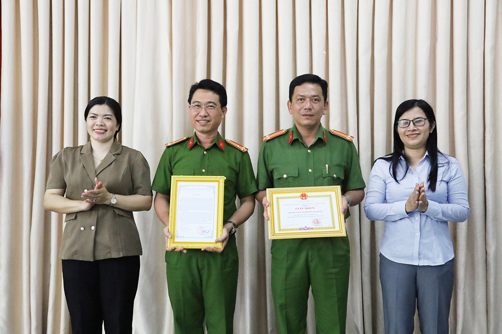 Khen thưởng đột xuất tập thể Công an phường Rạch Giá