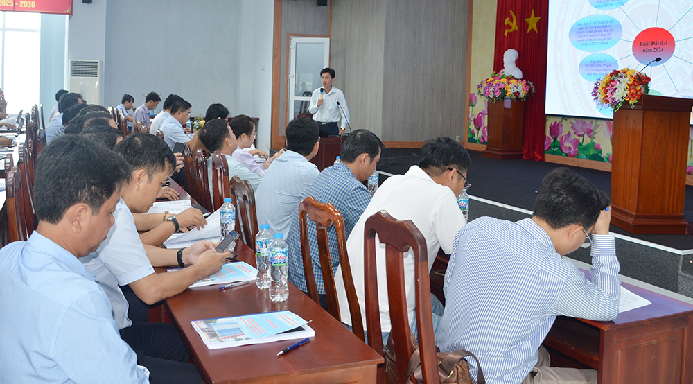 Tập huấn về phân định thẩm quyền của chính quyền địa phương hai cấp trong lĩnh vực đất đai