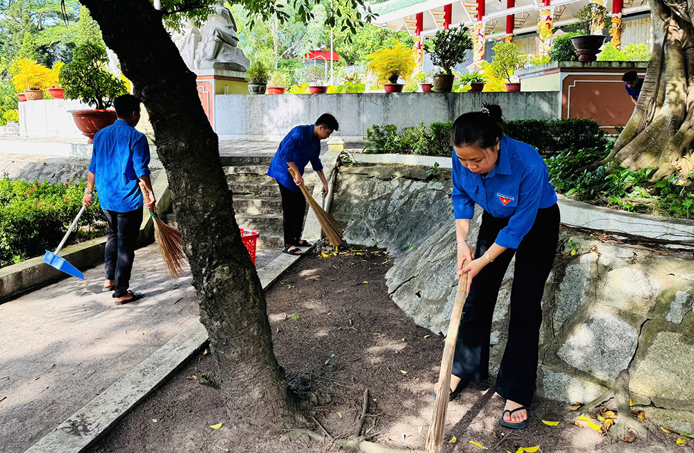 Đoàn viên, thanh niên vệ sinh Nhà bia ghi danh liệt sĩ phường Vĩnh Tế