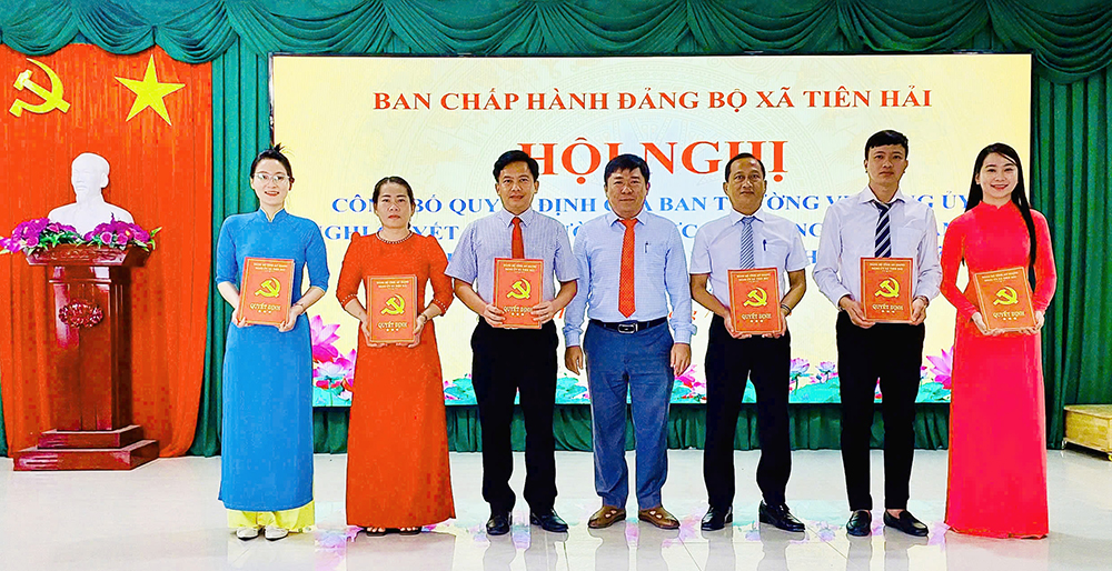 Thành lập 8 chi bộ trực thuộc Đảng bộ xã Tiên Hải