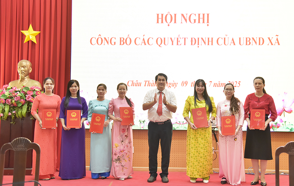Xã Châu Thành công bố quyết định đổi tên 16 trường học