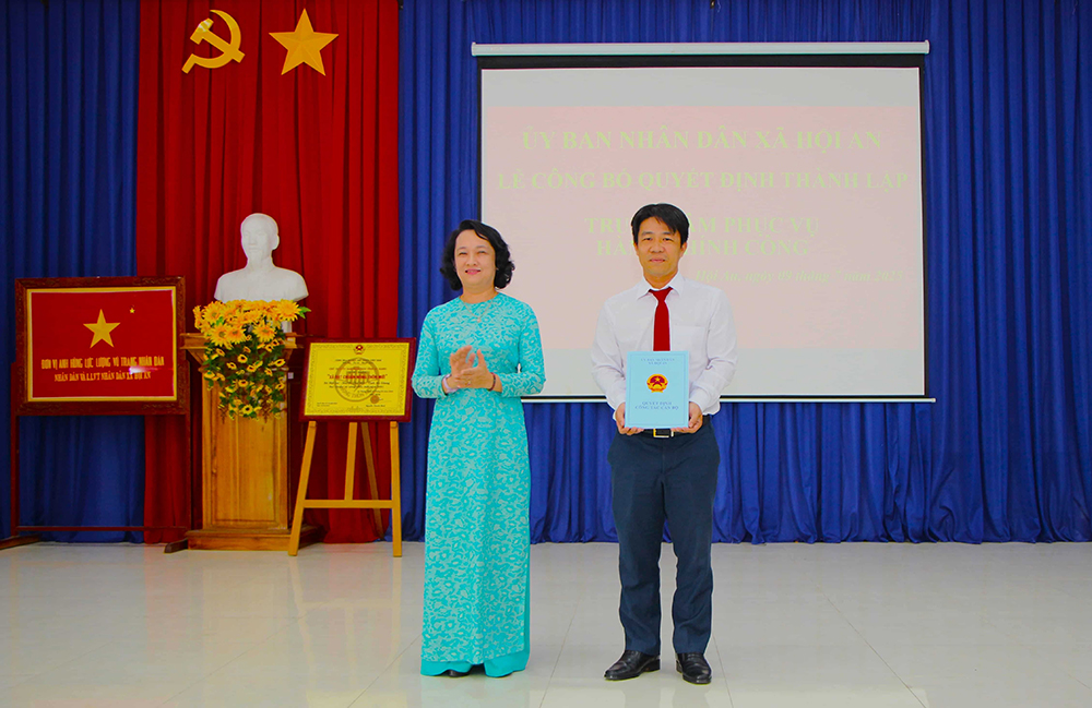 UBND xã Hội An công bố và trao quyết định công tác cán bộ