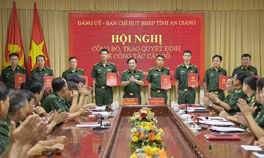 Trao quyết định về công tác cán bộ biên phòng An Giang